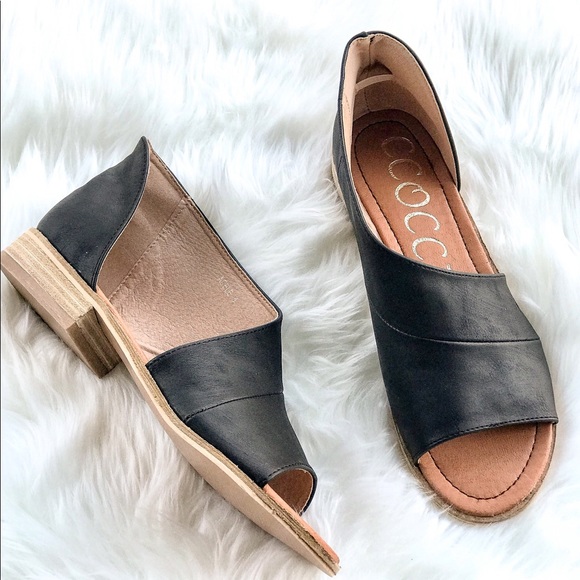 The ADELE Side Cut-Out Sandal - Picture 2 of 3